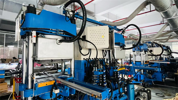 Silicone products molding machine